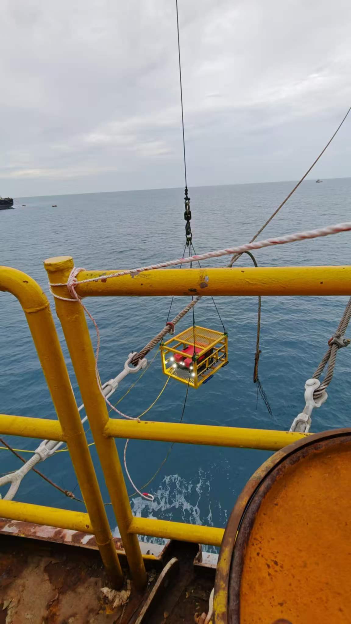 六推水下机器人在马来西亚海洋工程现场图1